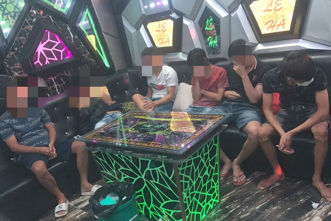 Nhom khach phe ma tuy trong quan karaoke hinh anh