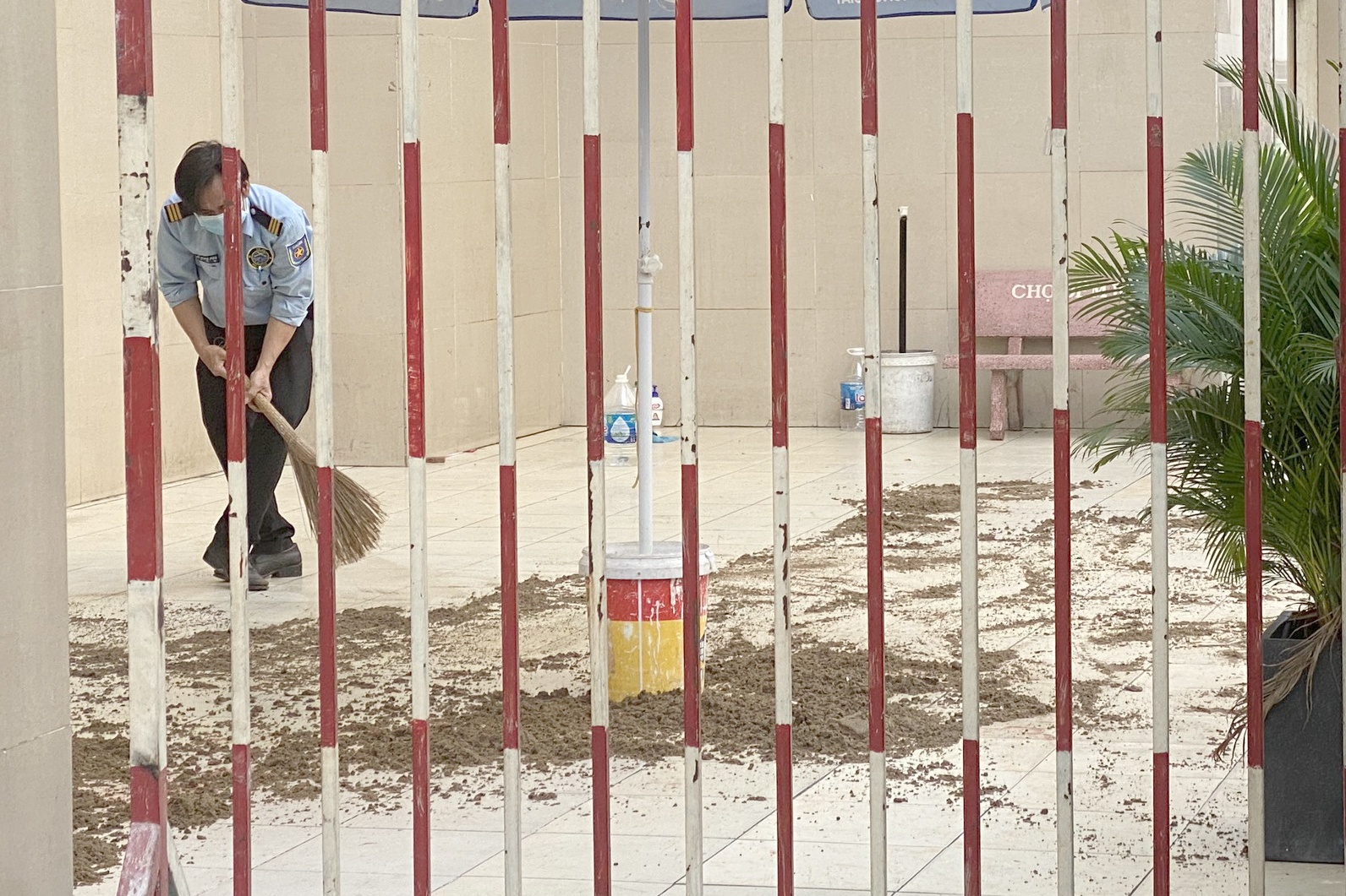 Nguoi phu nu roi chung cu do treo qua lan can hinh anh