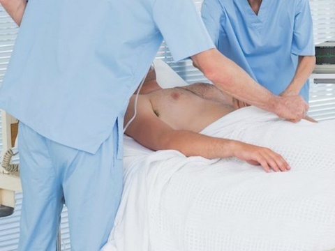 Nam thanh nien bi ban cat gan dut lia duong vat hinh anh