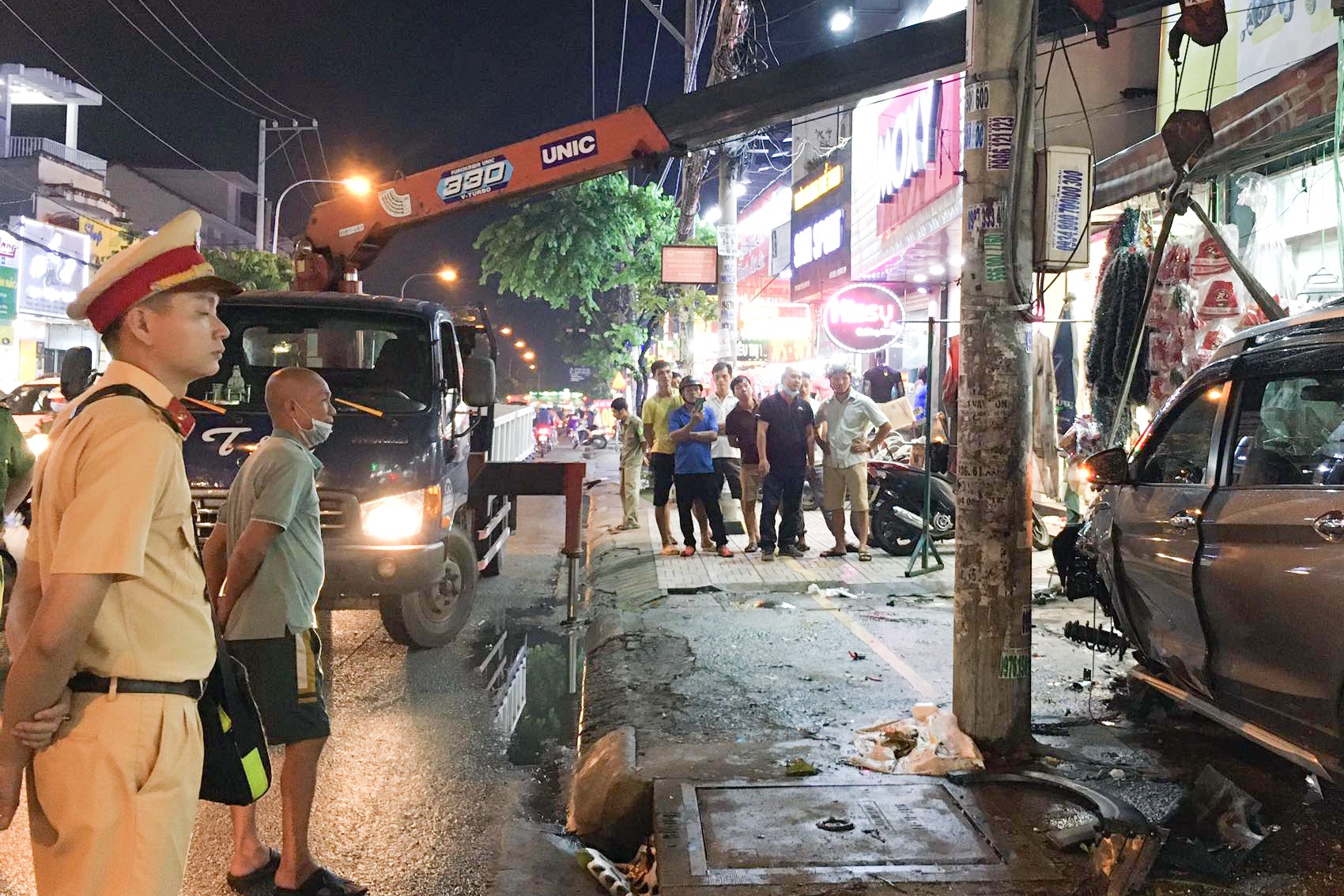 Oto gay tai nan lien hoan o TP.HCM anh 1