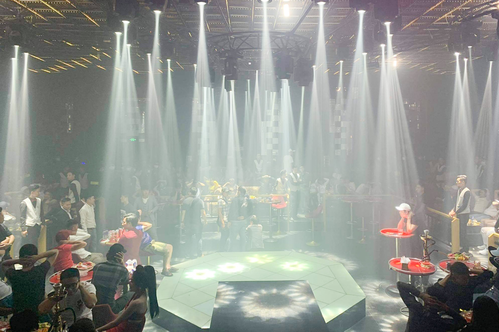 bat ma tuy trong quan bar anh 1