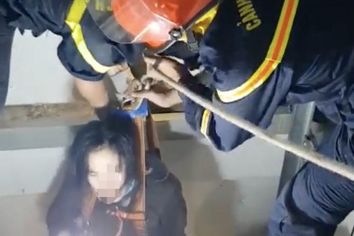 Cuu mot phu nu ket trong gieng thang may o TP.HCM hinh anh