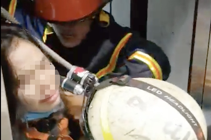 Cuu nguoi phu nu ket duoi gieng thang may hinh anh