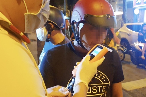 Nam thanh nien xo xat voi CSGT o TP.HCM bi phat 7 trieu dong hinh anh