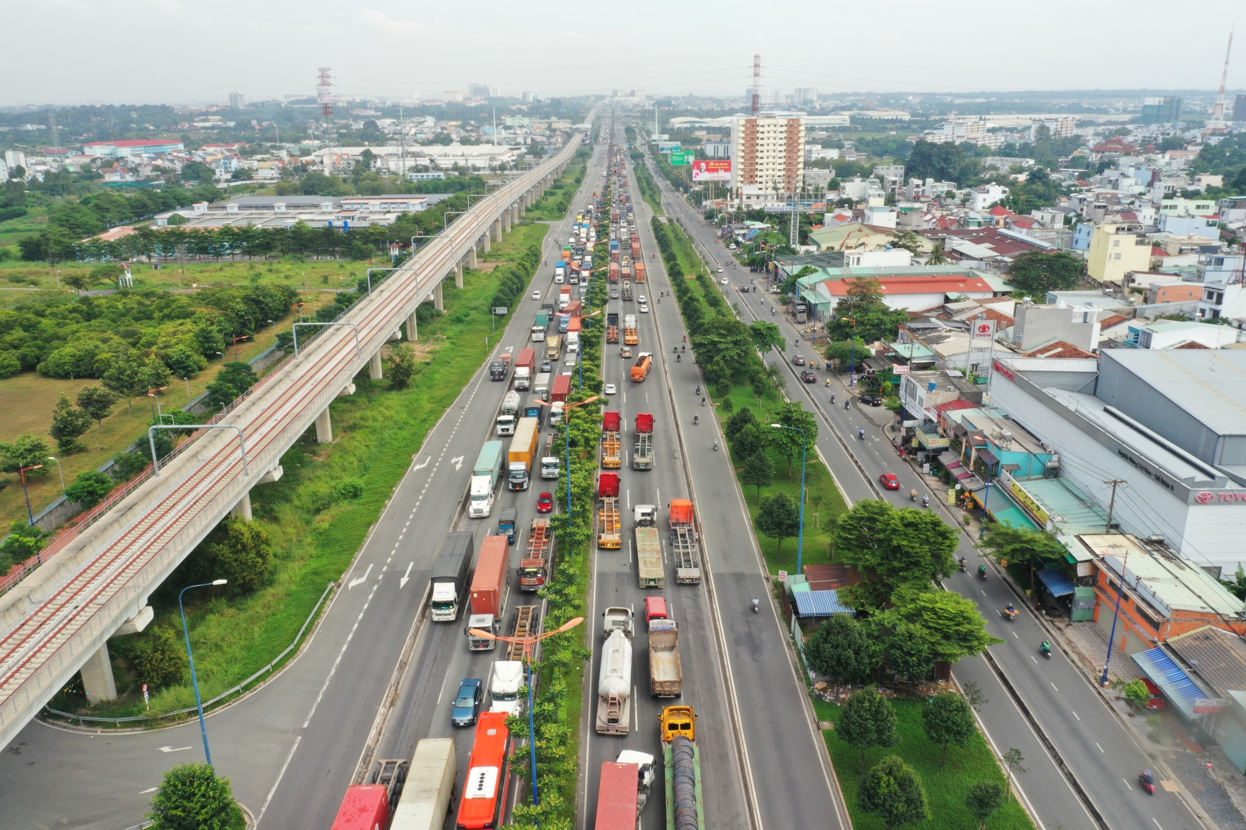 Xe co ket cung tren xa lo Ha Noi hinh anh