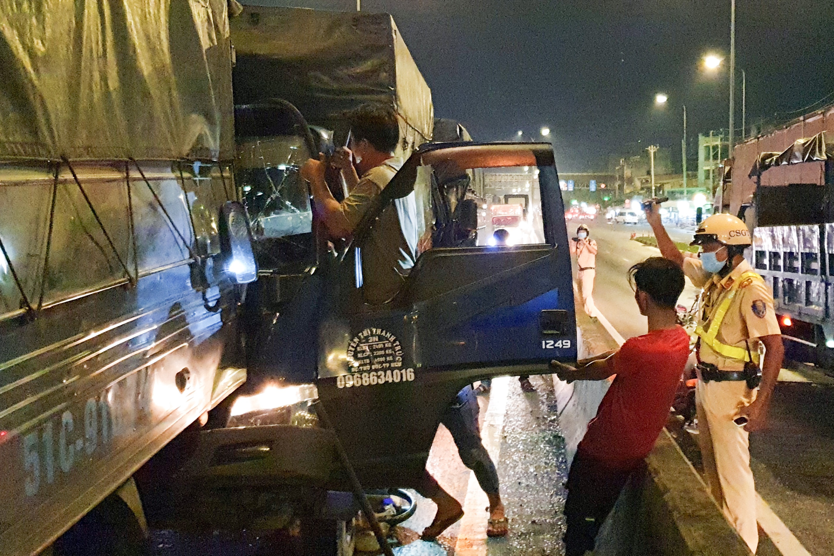 8 xe va cham tren cau vuot An Suong, quoc lo 1 un tac 5 km hinh anh