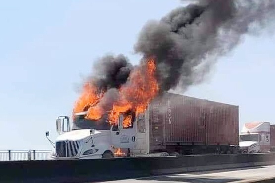 Xe container boc chay tren cau Phu My hinh anh