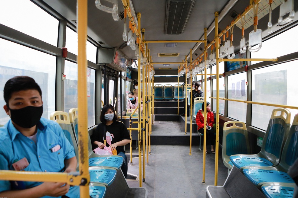 Tim hanh khach tren 2 tuyen buyt TP.HCM - Long An hinh anh