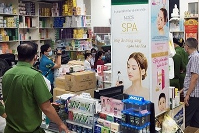 Cong an Dong Nai kiem tra nha thuoc Son Minh hinh anh