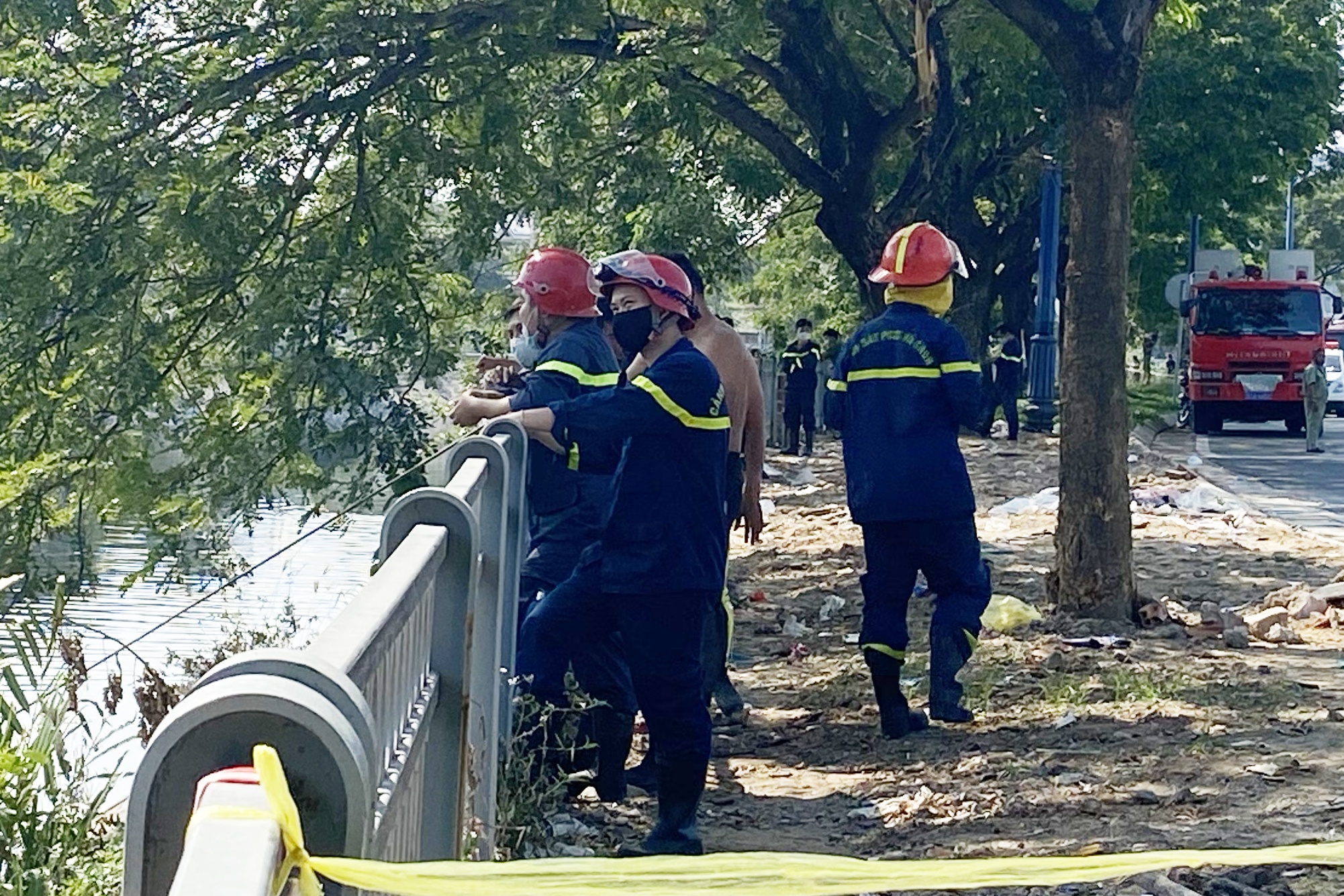 Tim thay thi the nguoi dan ong nhay kenh Tau Hu hinh anh