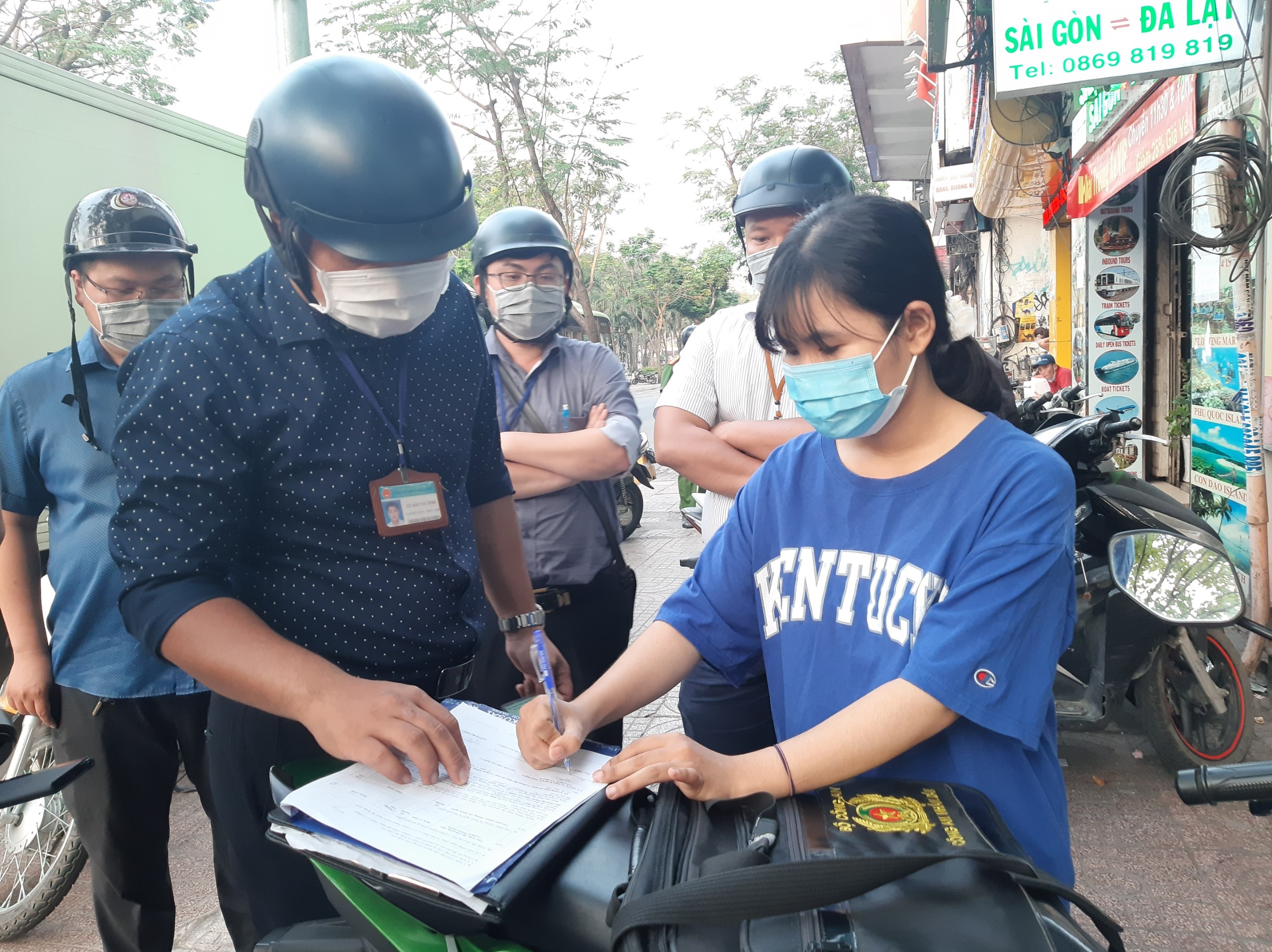 9 nguoi o TP.HCM bi lap bien ban vi khong deo khau trang hinh anh