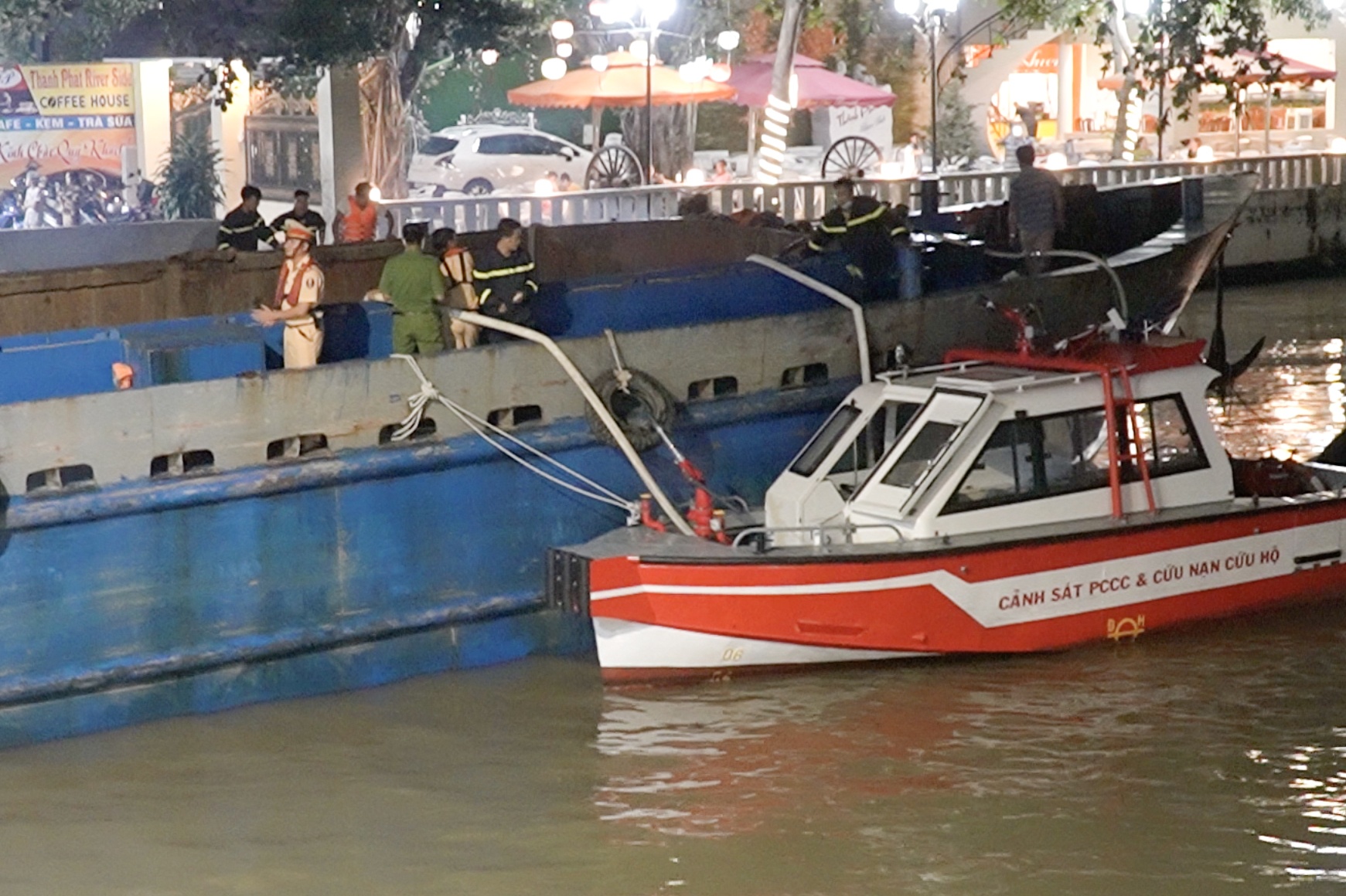 Di sai luong, sa lan 500 tan dam vao cau Rach Cat hinh anh