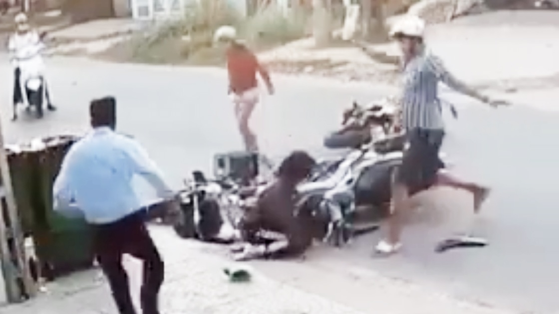 Nu sinh bi danh sau va cham xe hinh anh