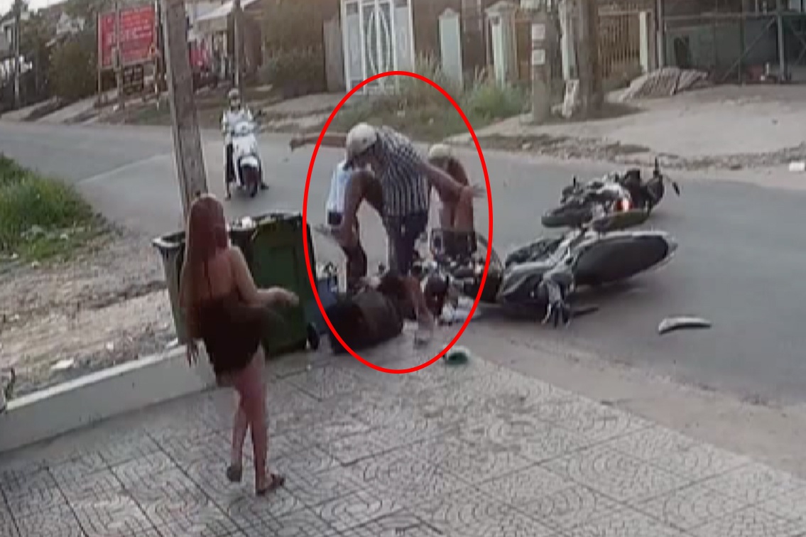 đánh nữ sinh sau va chạm ảnh 2 danh nu sinh sau va cham anh 2