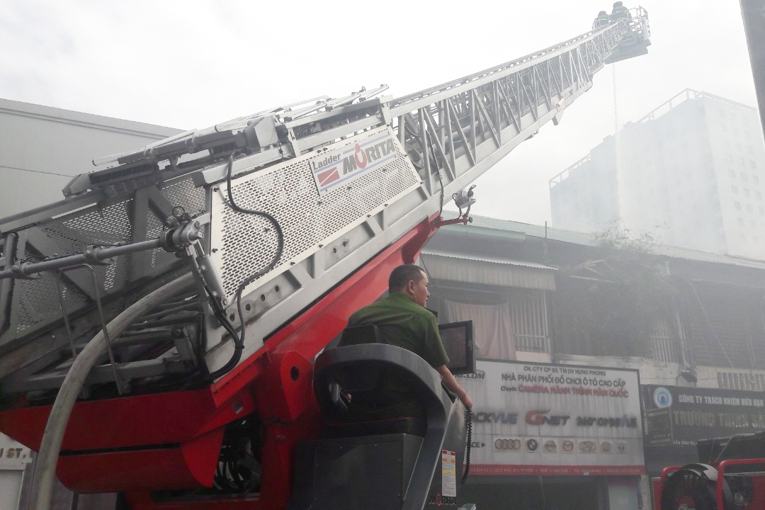 Cuu 2 nguoi ket trong can ho bi chay o TP.HCM hinh anh