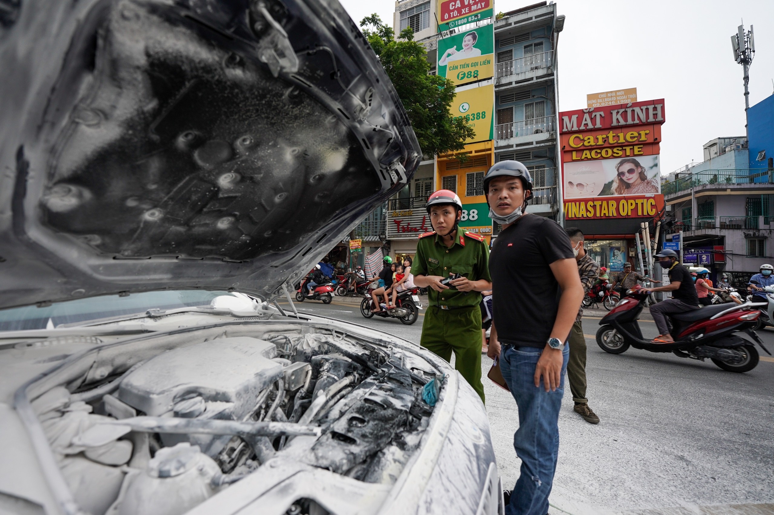 Xe BMW boc chay anh 1