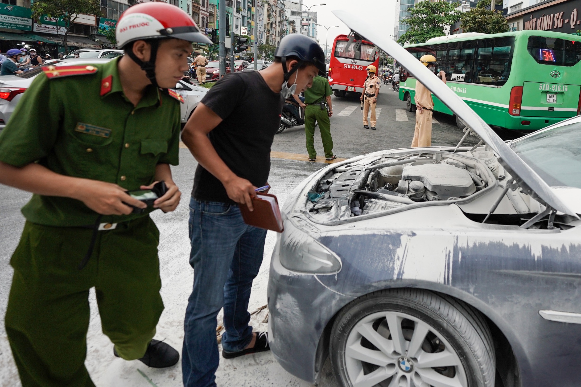 Xe BMW boc chay giua duong o TP.HCM hinh anh