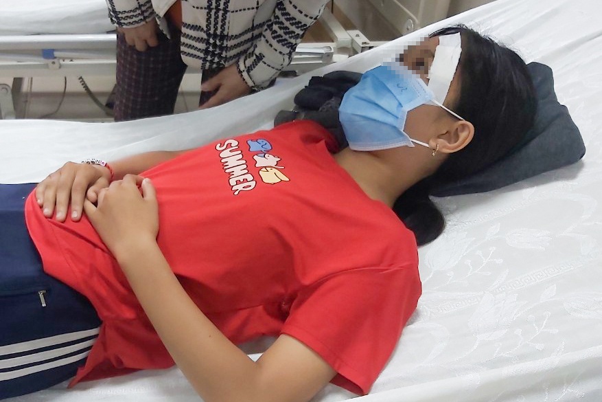 Nguoi dan ong danh be gai nhap vien sau va cham giao thong hinh anh