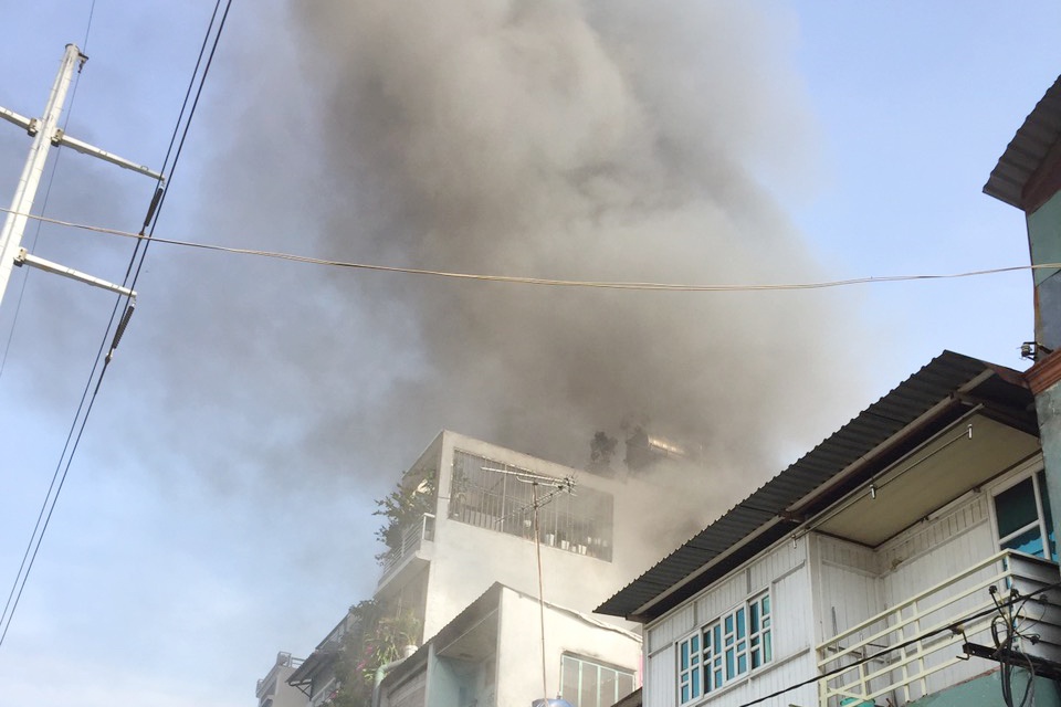 Khoi den ngun ngut tu dam chay giua trung tam TP.HCM hinh anh