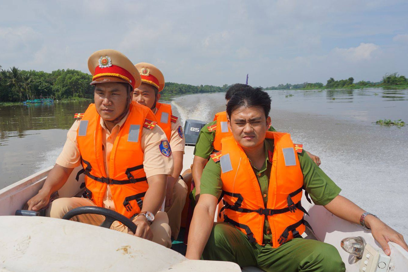 cảnh sát trấn áp tội phạm trên sông Vàm Cỏ Đông ảnh 1 canh sat tran ap toi pham tren song Vam Co Dong anh 1