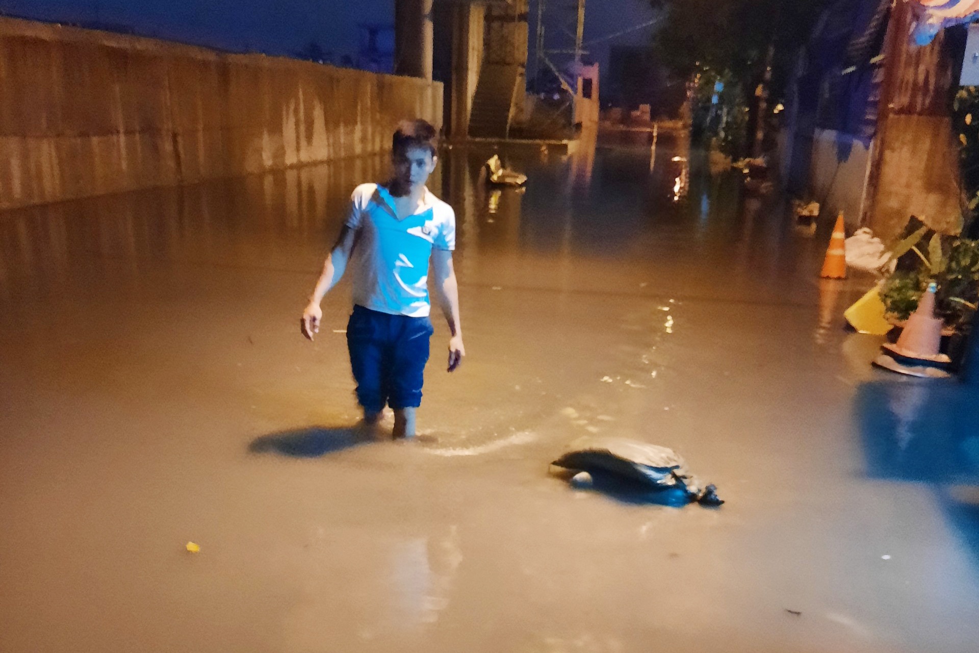 Khu dan cu o TP.HCM ngap hon 1 thang hinh anh