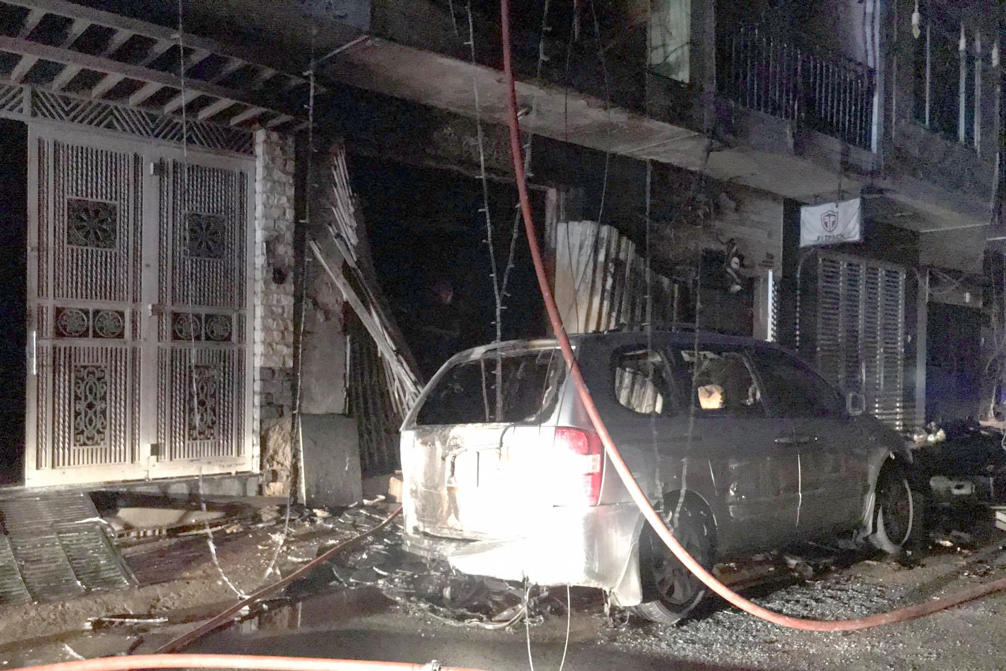 Can nha 5 tang o TP.HCM bi thieu rui trong dem hinh anh