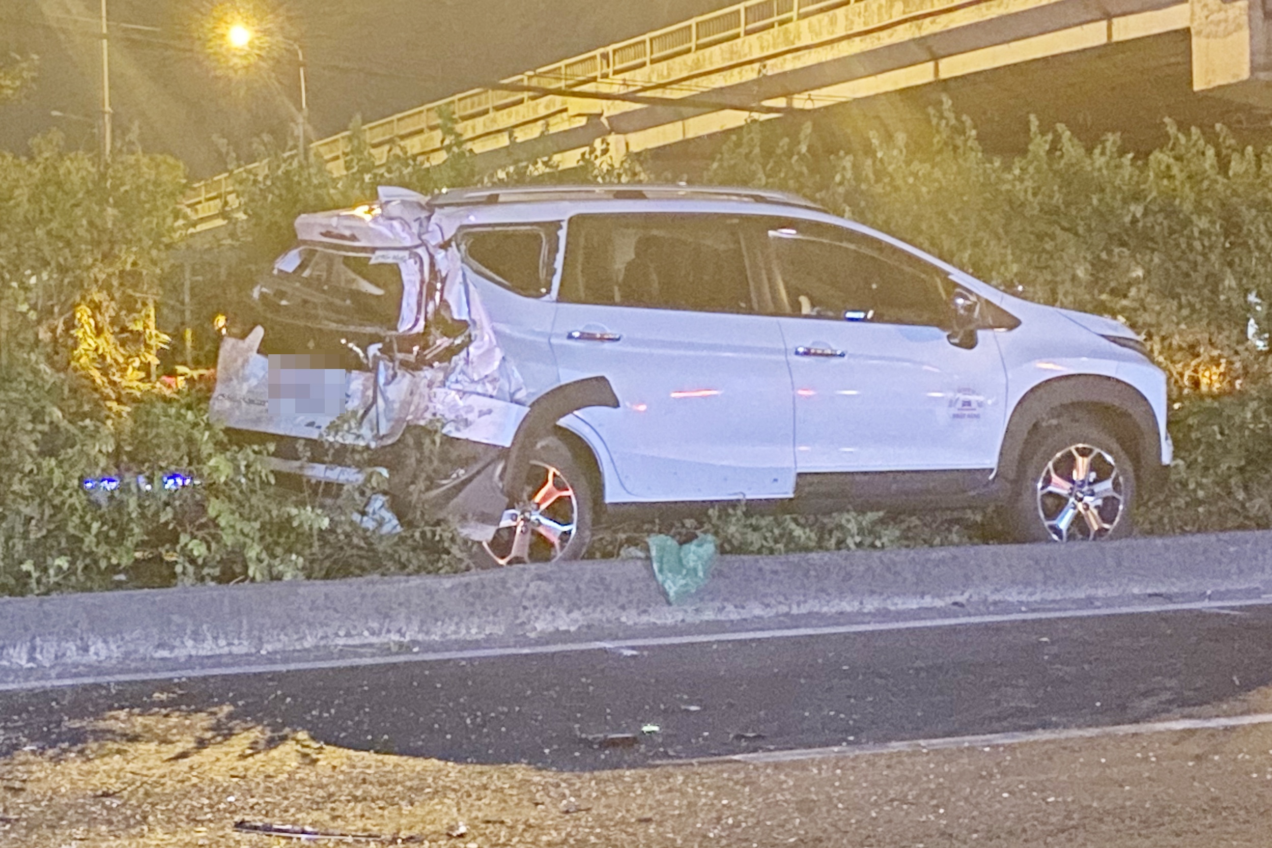 Oto 7 cho lao len dai phan cach sau tai nan o TP.HCM hinh anh