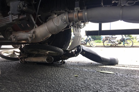 Chay xe may trong lan oto, nam thanh nien bi tong chet hinh anh