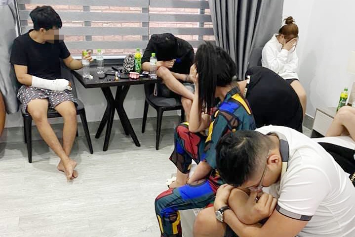 14 nguoi phe ma tuy trong khach san hinh anh