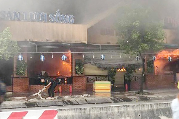 Nha hang hai san boc chay sau tieng no hinh anh