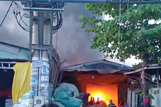 Hai nha xuong boc chay o TP.HCM hinh anh