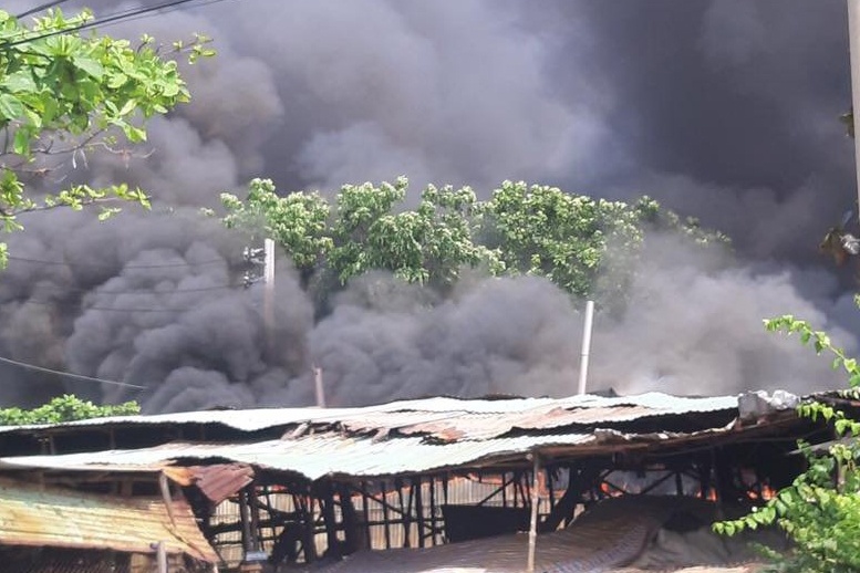 Xuong go bi thieu rui o TP.HCM hinh anh