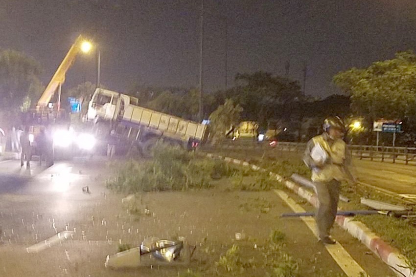 Xe ben tong gay nhieu cay xanh o TP.HCM hinh anh