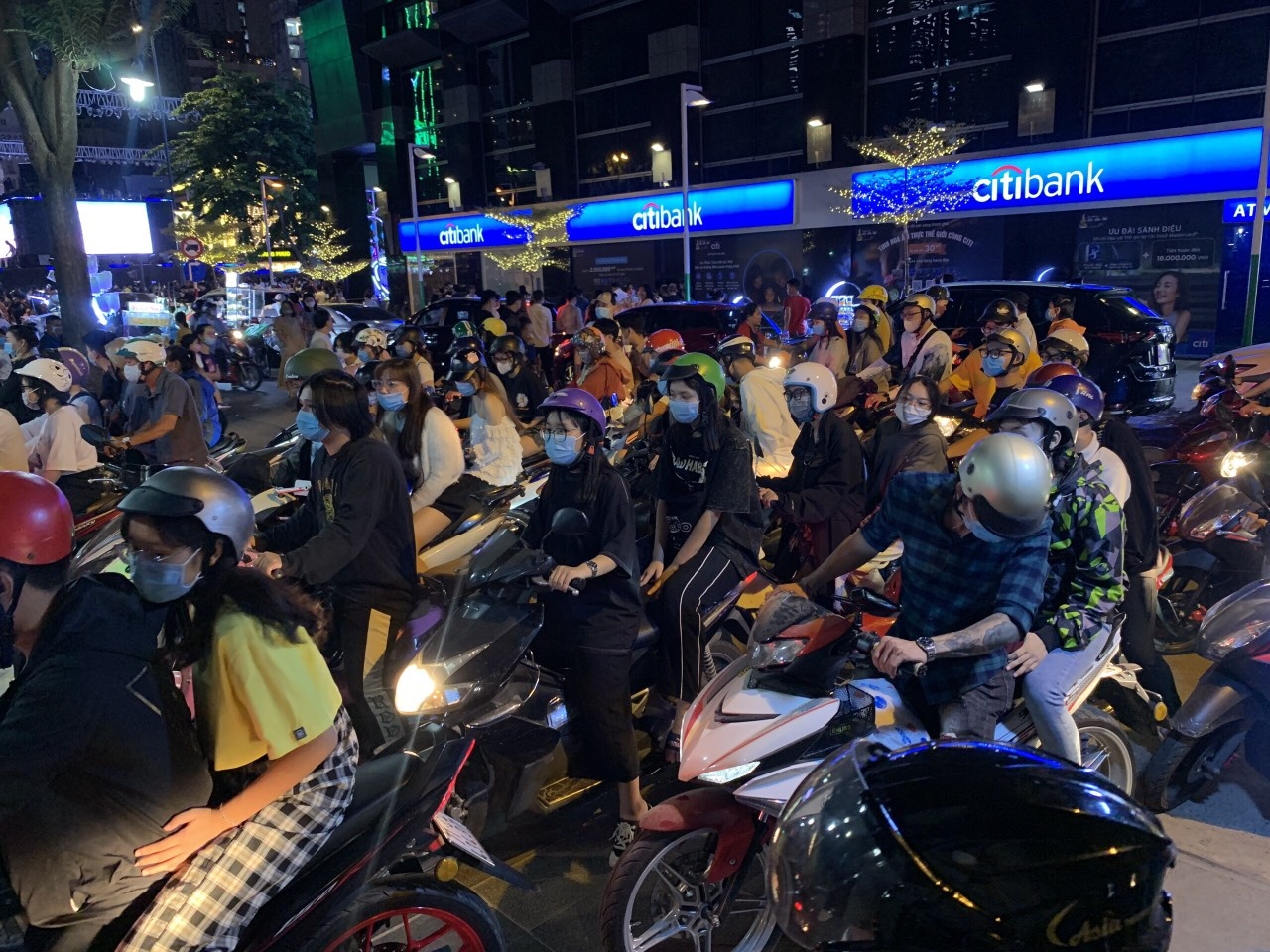 Cac diem gui xe vao pho di bo Nguyen Hue kin cho hinh anh