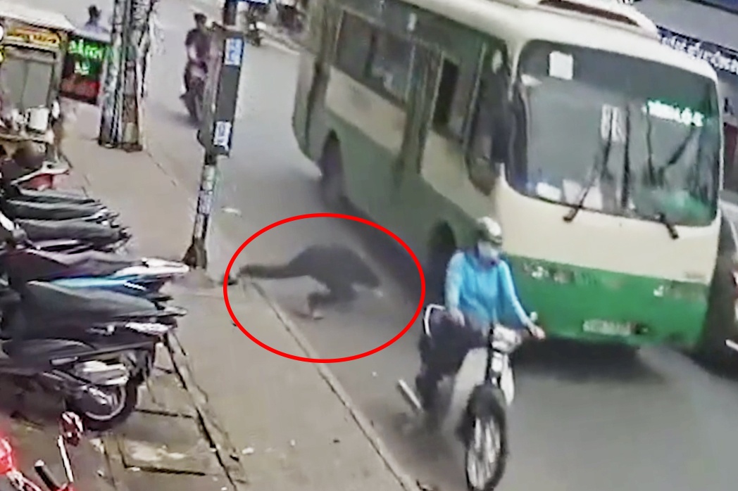 Lao vao gam xe buyt, nam thanh nien bi can tu vong hinh anh