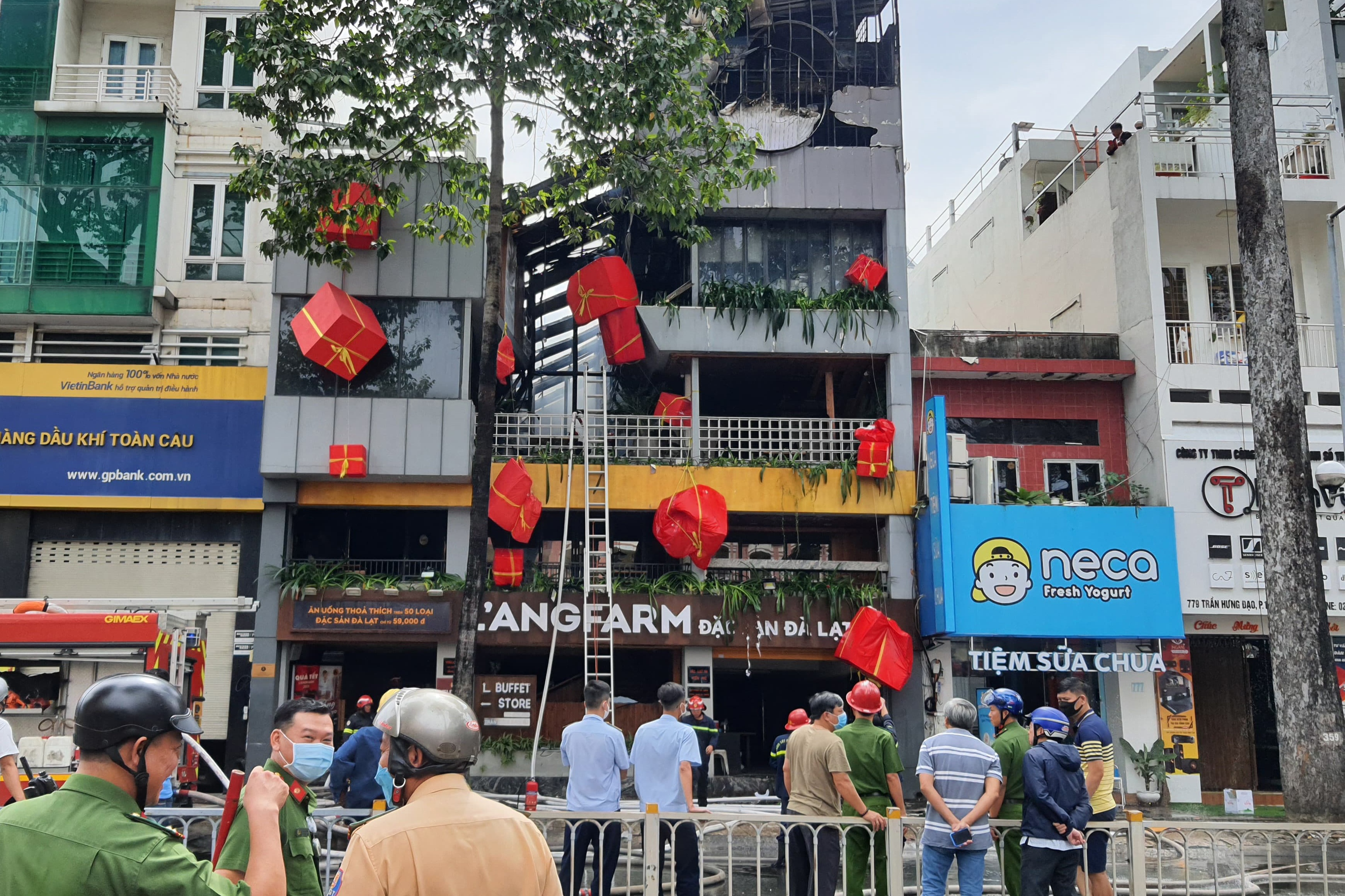 Cuu mot nguoi thoat khoi dam chay o TP.HCM hinh anh