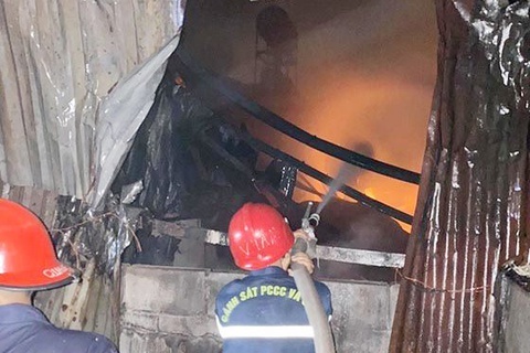 Cuu 2 nguoi ket trong can nha bi chay o TP.HCM hinh anh