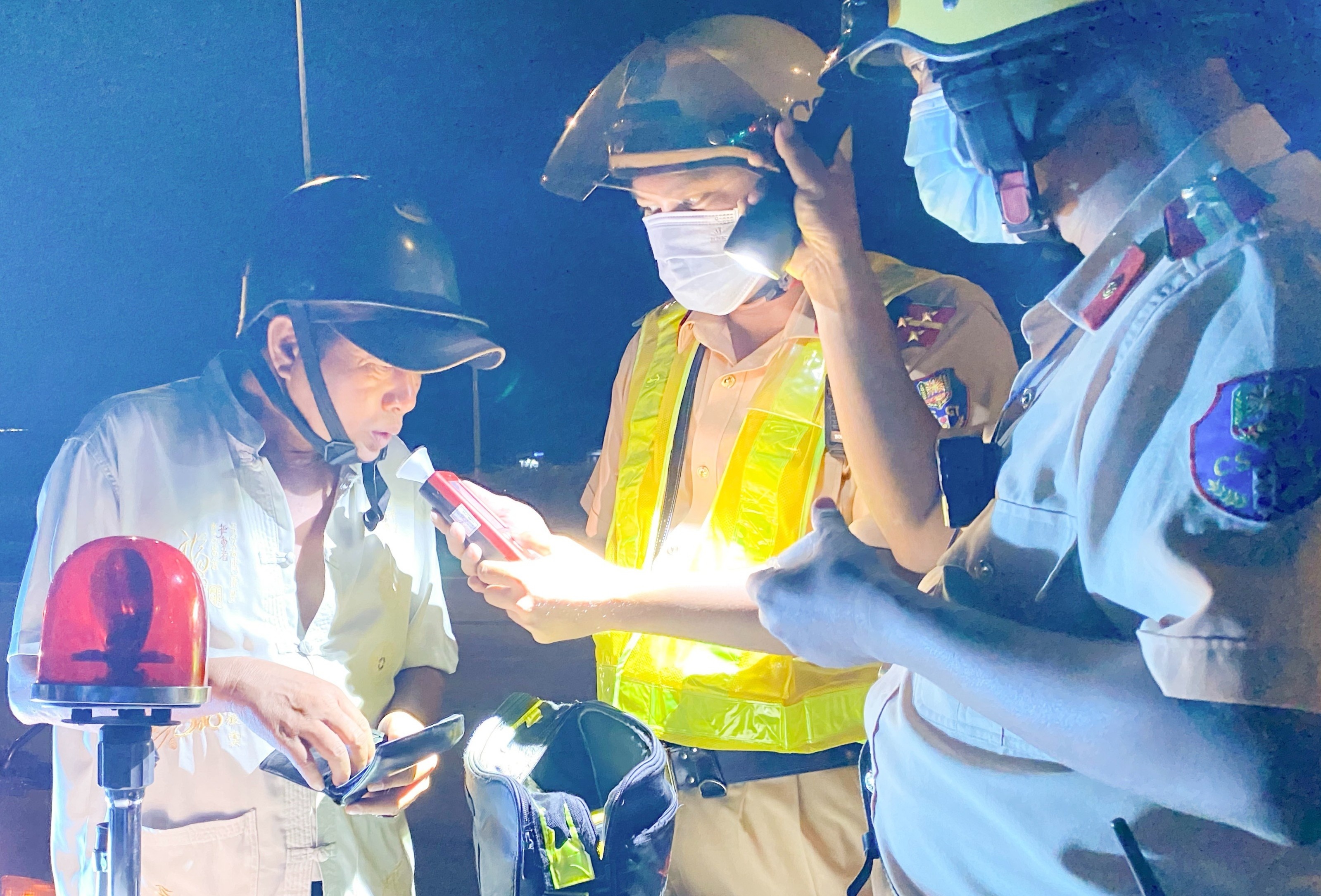 Tai xe uong 7 lon bia doa bo xe khi bi CSGT phat hinh anh