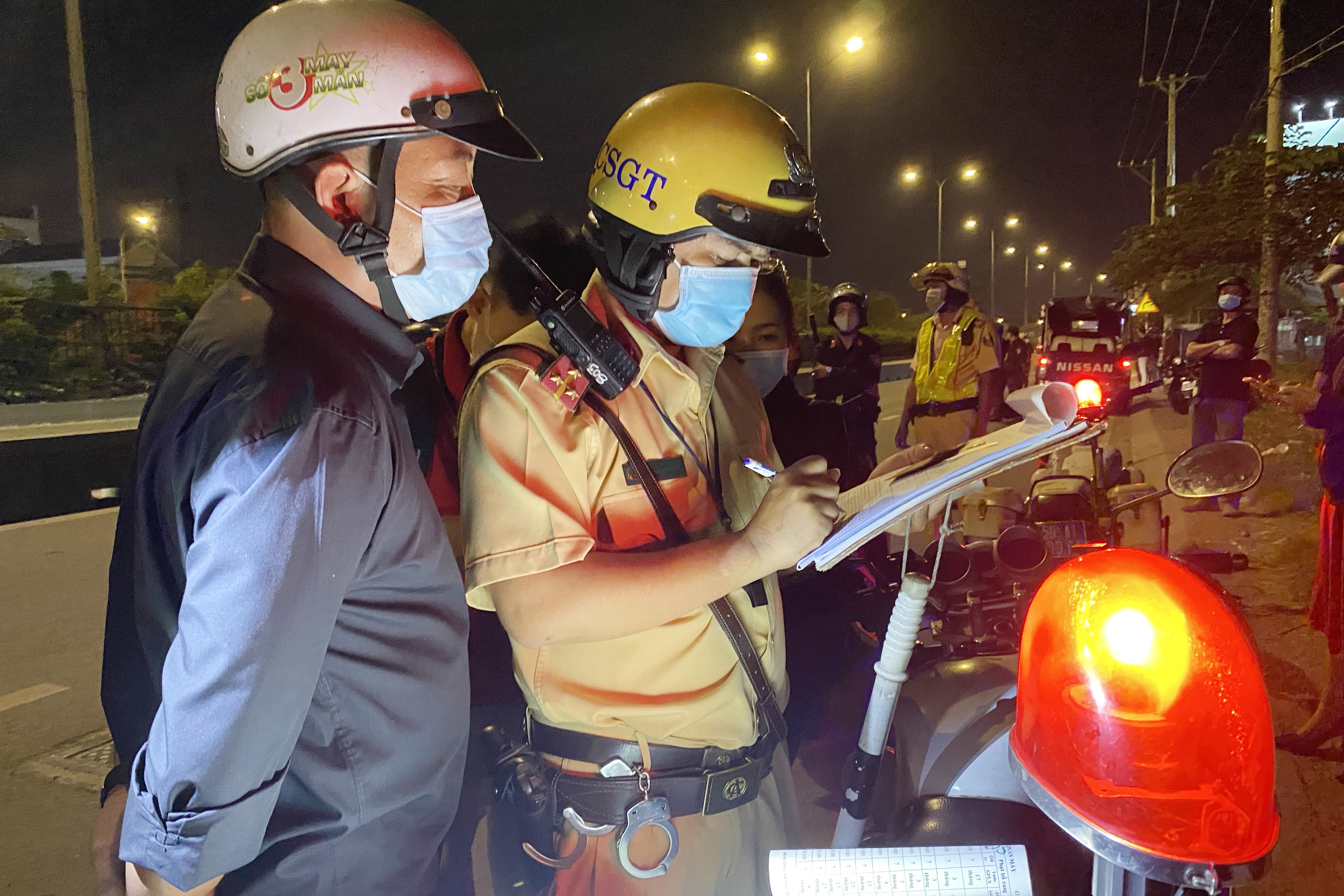 Tai xe vi pham nong do con mong CSGT chieu co hinh anh