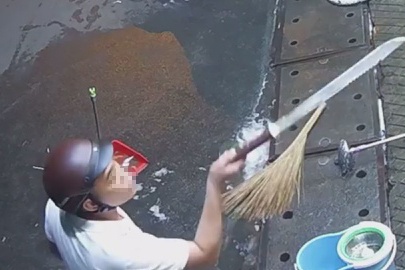 Nghi bi nhin deu, thanh nien keo ban di tra thu hinh anh