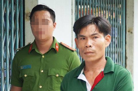 Ten cuop bi bat khi cung ban gai vao nha nghi hinh anh