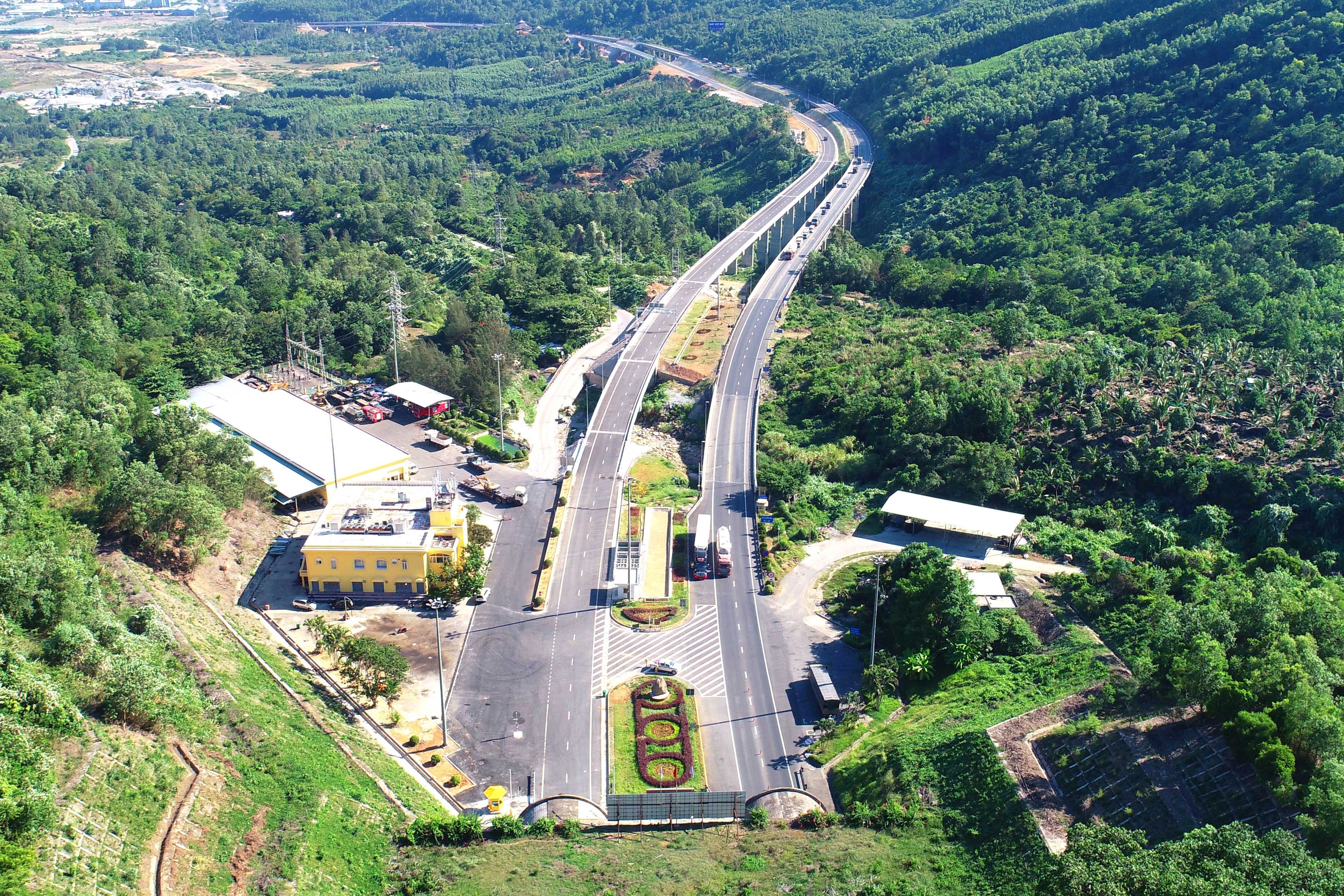 Ham duong bo Hai Van 2 sap thong xe hinh anh