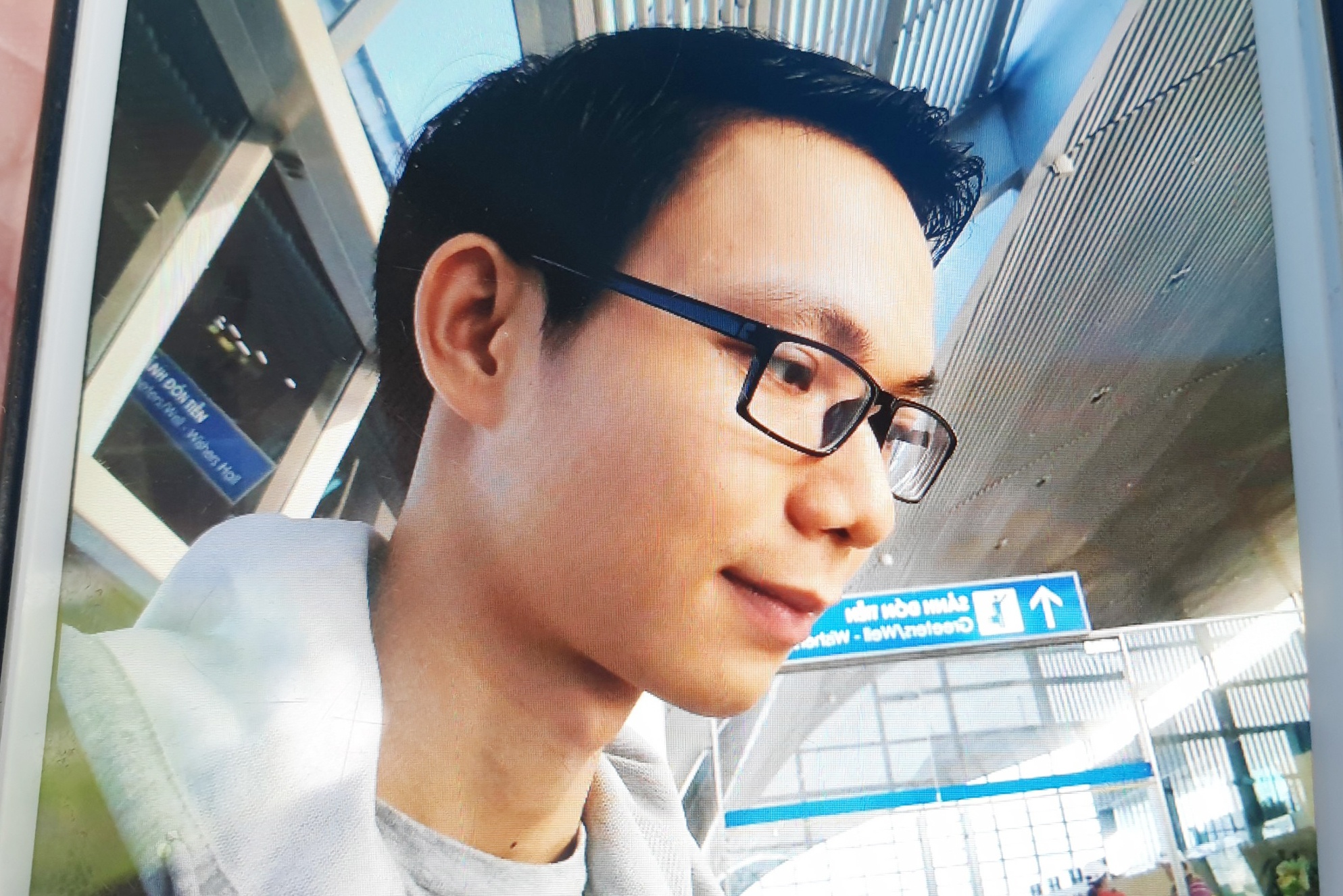 Nam thanh nien bo lai balo va dep tren cau Kinh Thanh Da hinh anh