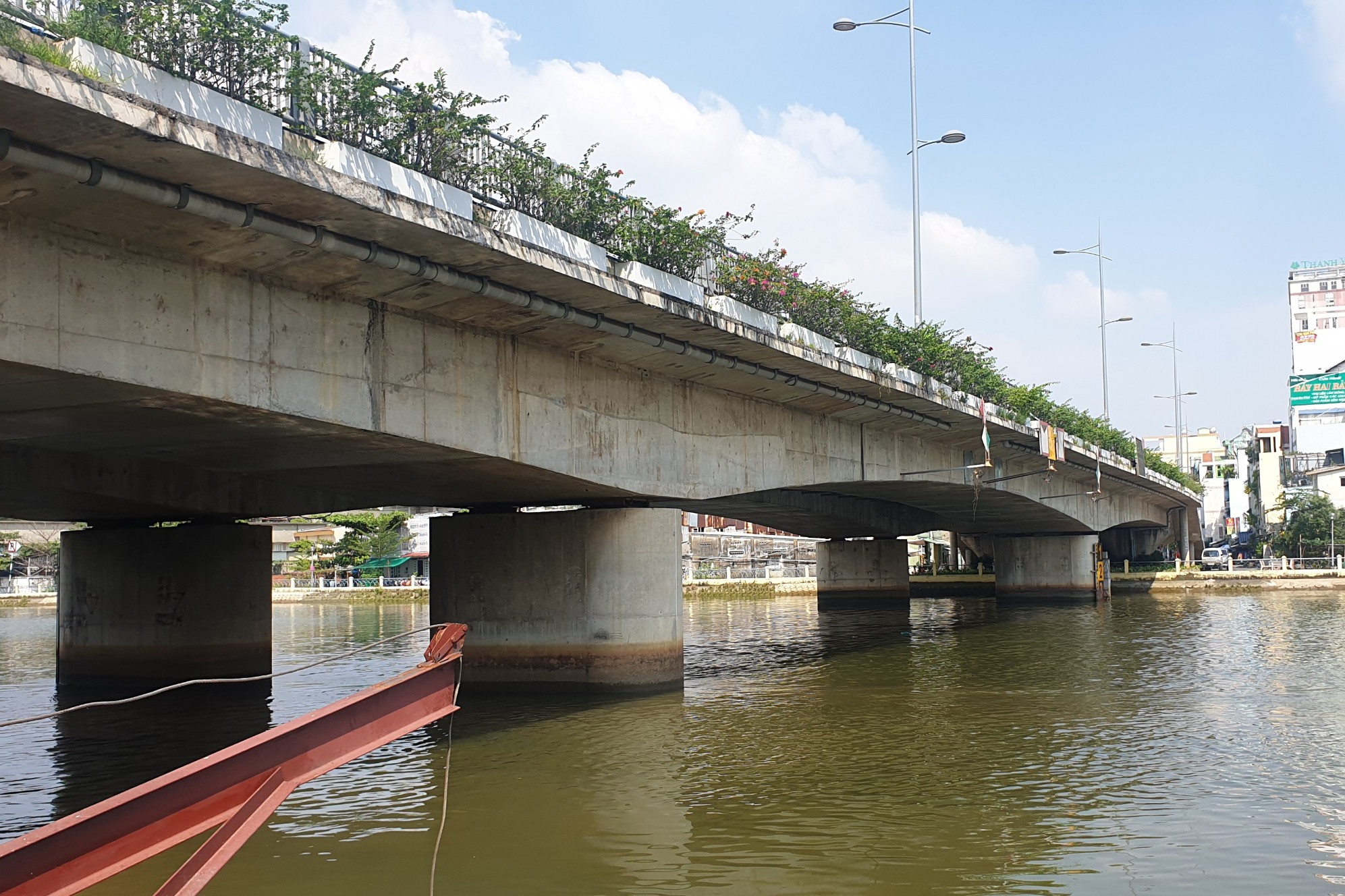 Tim thay thanh nien bo balo va dep tren cau Kinh Thanh Da hinh anh