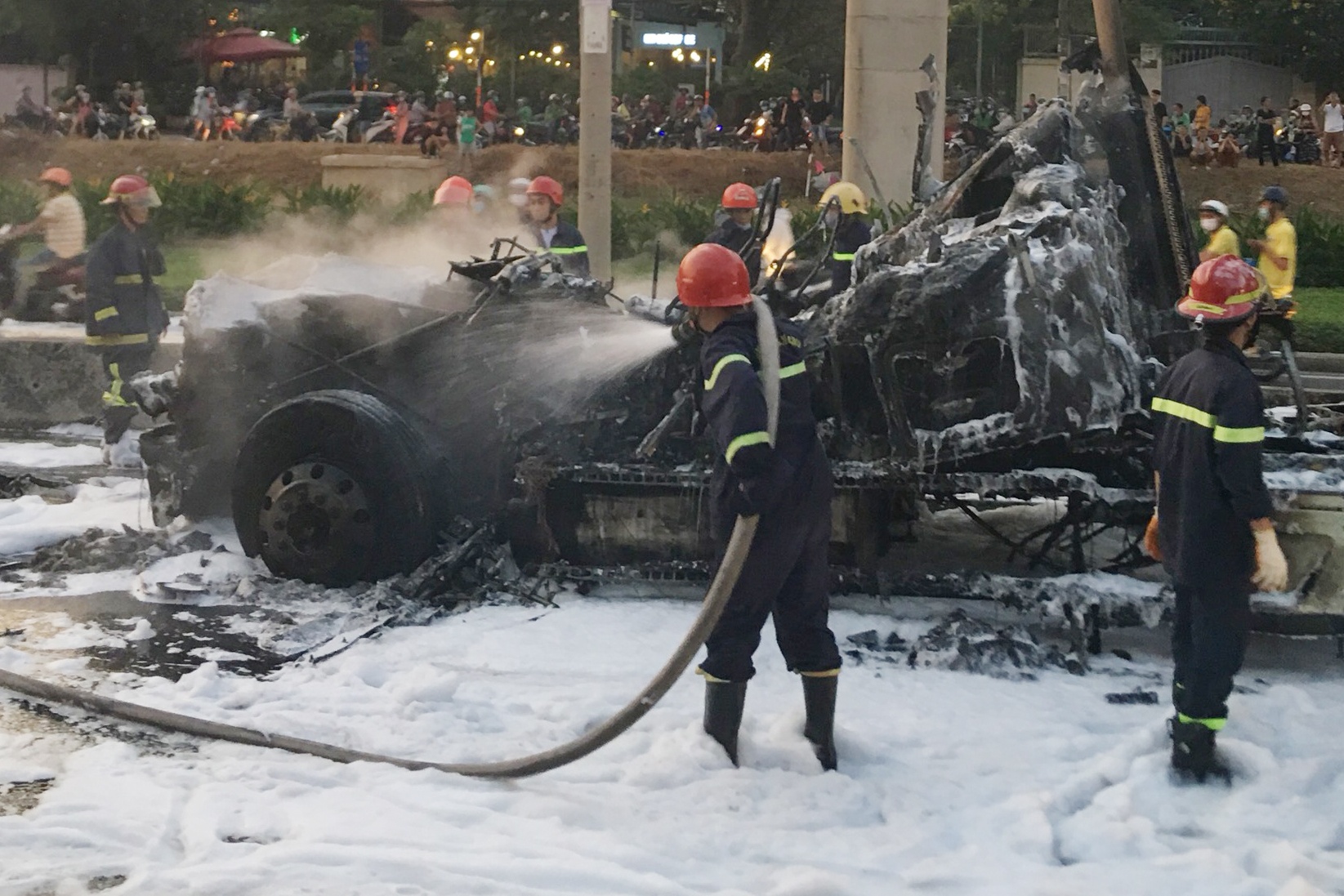 Xe container bi thieu rui tren xa lo Ha Noi hinh anh
