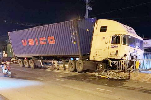 Tai xe ngu gat, xe container tong nat 20 m dai phan cach hinh anh