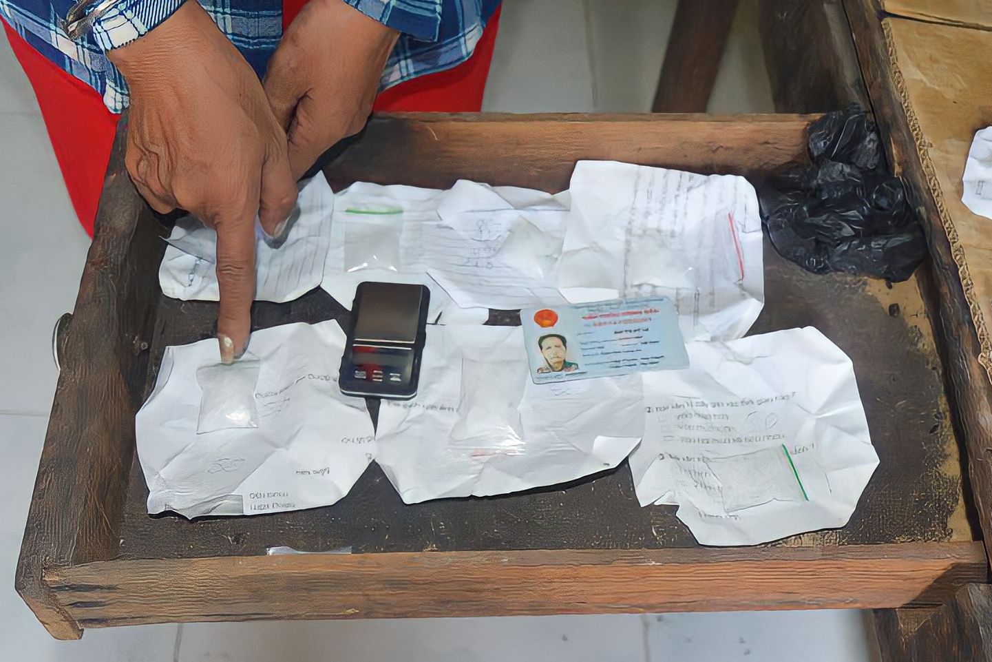 Bat nguoi phu nu phan phoi ma tuy o ben xe hinh anh