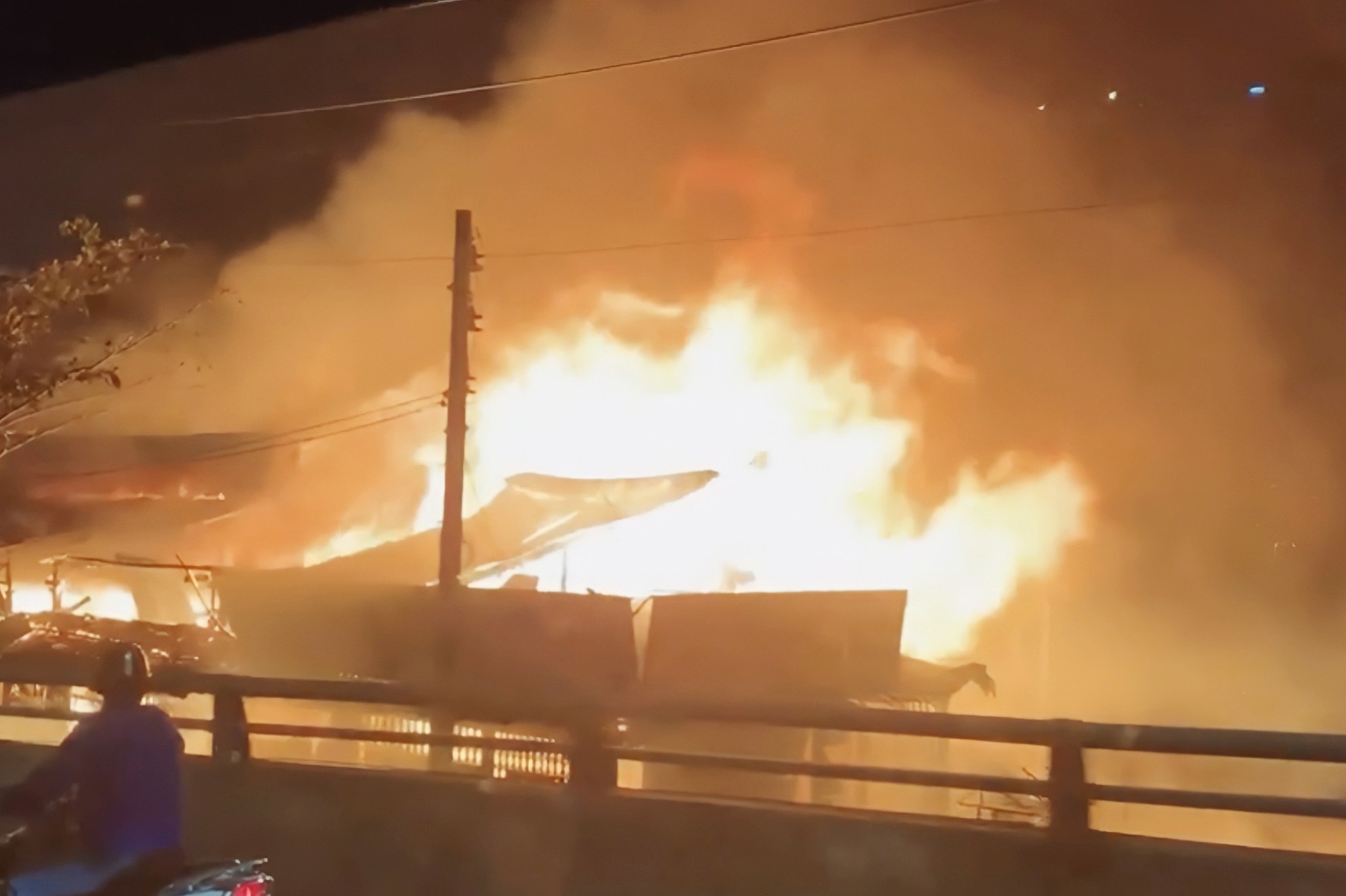 Xuong go o TP.HCM boc chay ngun ngut hinh anh