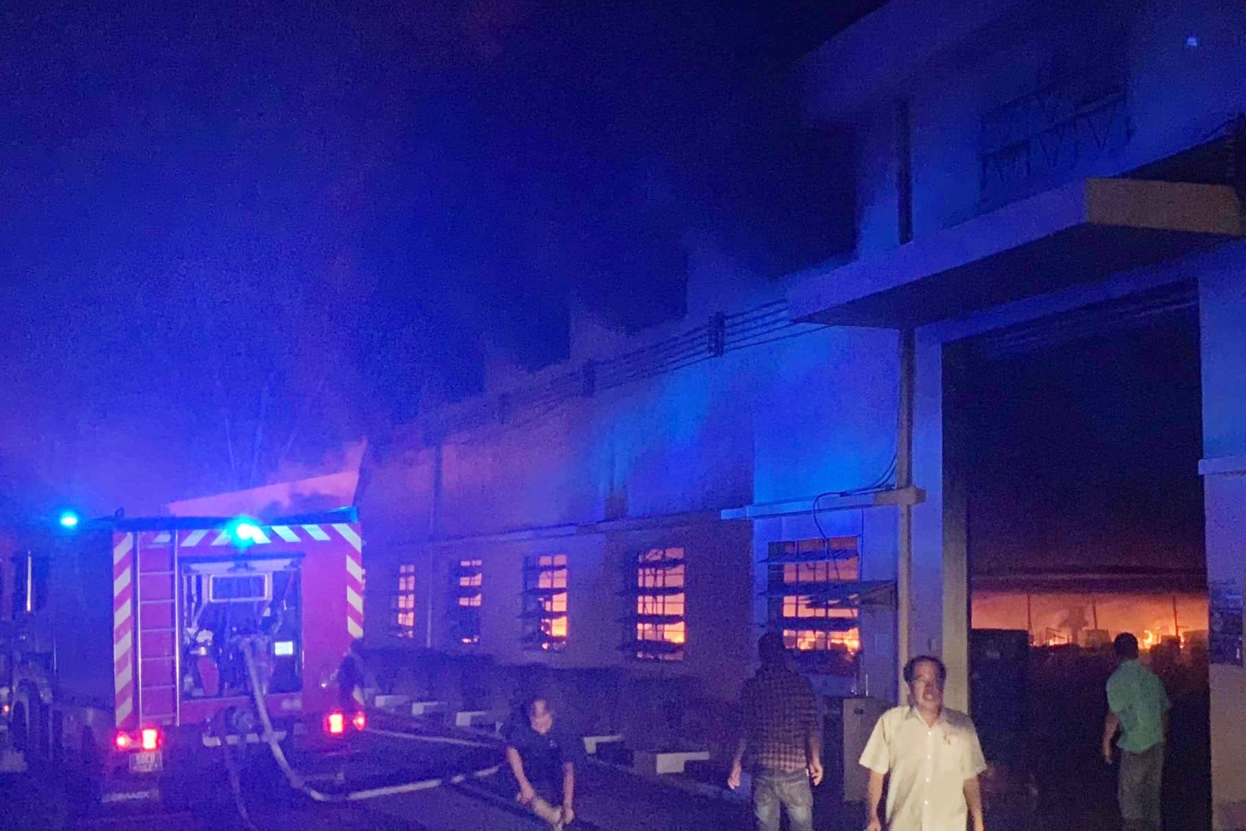 chay nha xuong anh 2