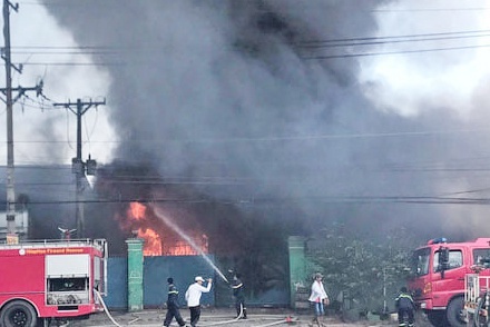 Xuong phe lieu o TP Thu Duc bi thieu rui hinh anh